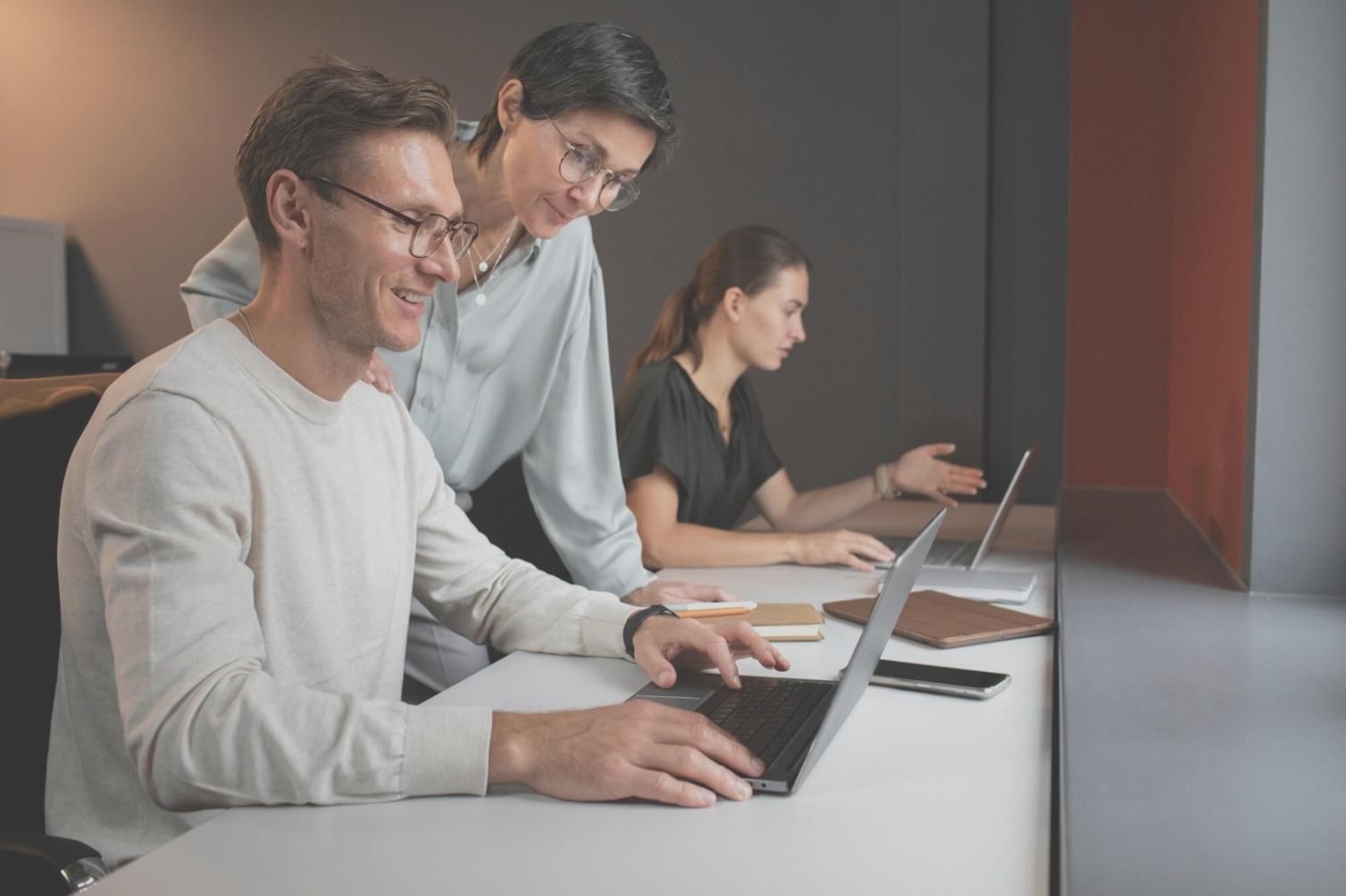 Workspace d'analyste financier avec données de marché en temps réel et outils d'analyse avancés
